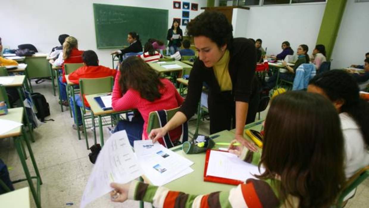 Una profesora atiende a una alumna en un centro escolar