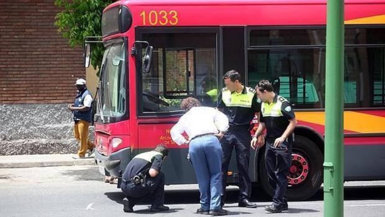 Los policías revisan un autobús que acababan de apedrear en 2015