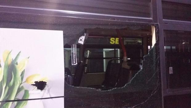 La broma de Halloween en Sevilla: seis autobuses retirados por lanzamientos de piedras y huevos