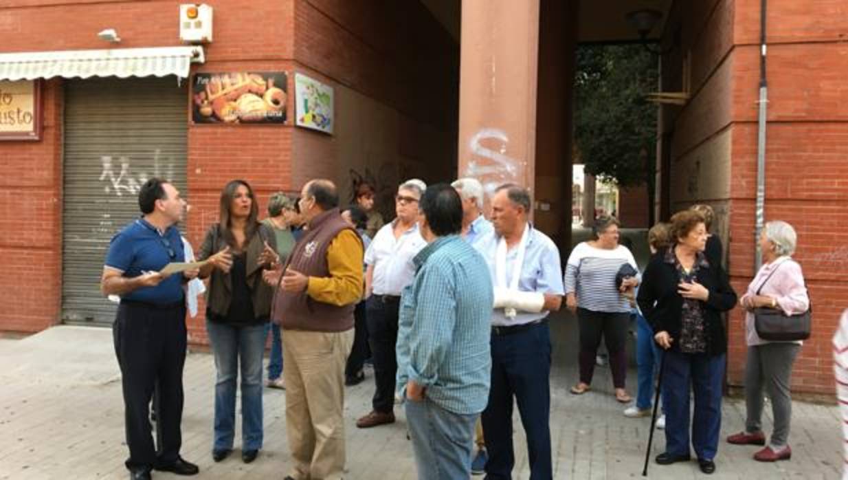 La concejal del Partido Popula Evelia Rincón conversa con vecinos del barrio Virgen de los Reyes