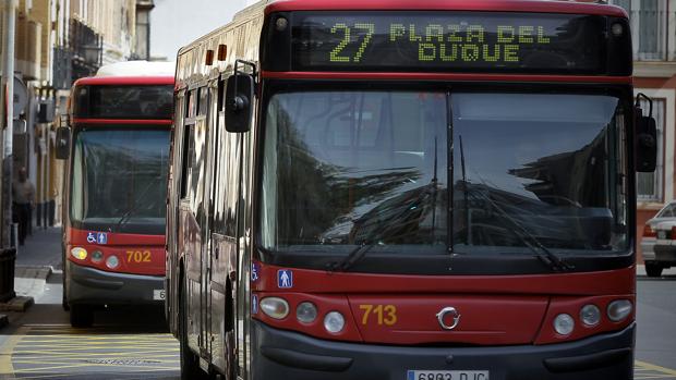 Cuatro heridos tras invadir un turismo un carril bus en Luis Montoto