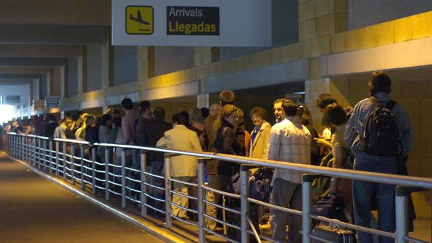 La falta de taxis provoca largas colas en el aeropuerto de Sevilla