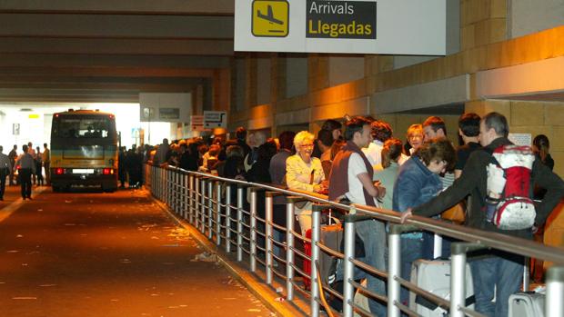 El Ayuntamiento anuncia refuerzos en Tussam y «reajustes» en el servicio de taxi en el aeropuerto de Sevilla