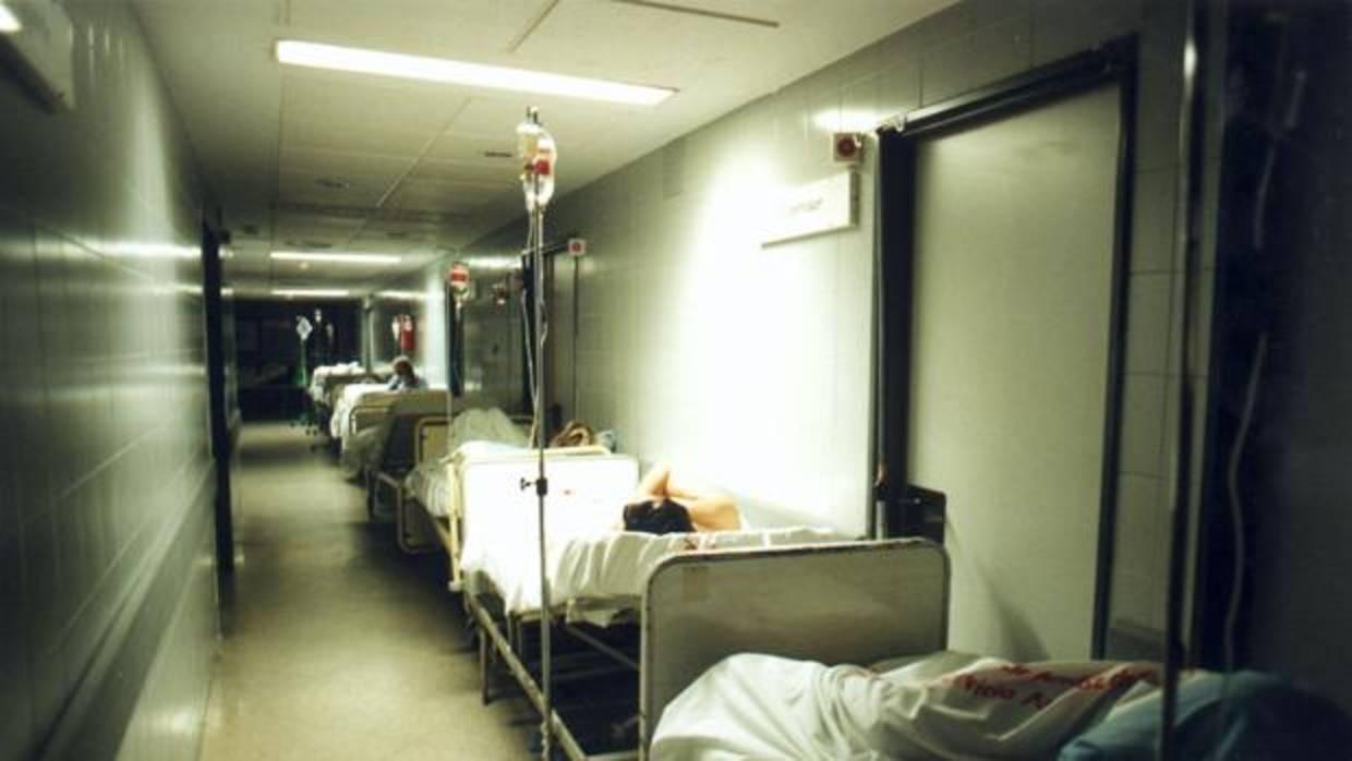 Imagen de archivo de enfermos en camas improvisadas en un pasillo de un hospital sevillano