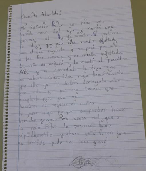 Una alumna de 9 años le pide al alcalde que los adoquines de San Pablo no resbalen más