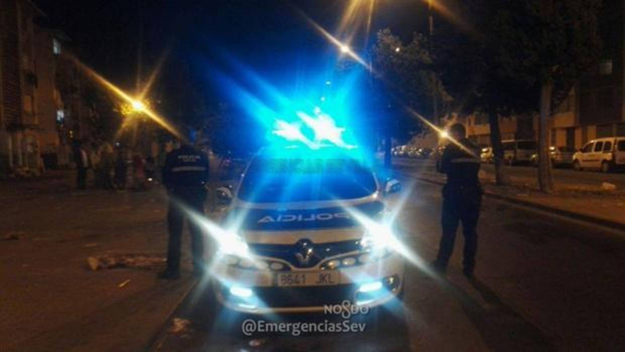 Los agentes de la Policía Local esperan a los padres del menor