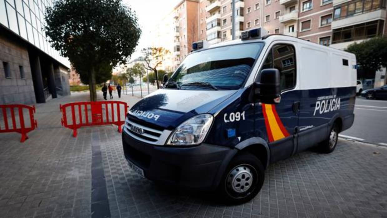 Llegada al Palacio de Justicia de Navarra del furgón de la Policía con los cinco acusados