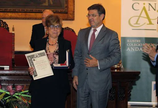 Elisa Zejalbo Martín recoge el premio de manos de Rafael Catalá