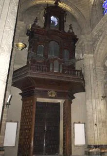El órgano de la iglesia del Salvador, uno de los mejores de Andalucía, lleva 14 años olvidado en un almacén