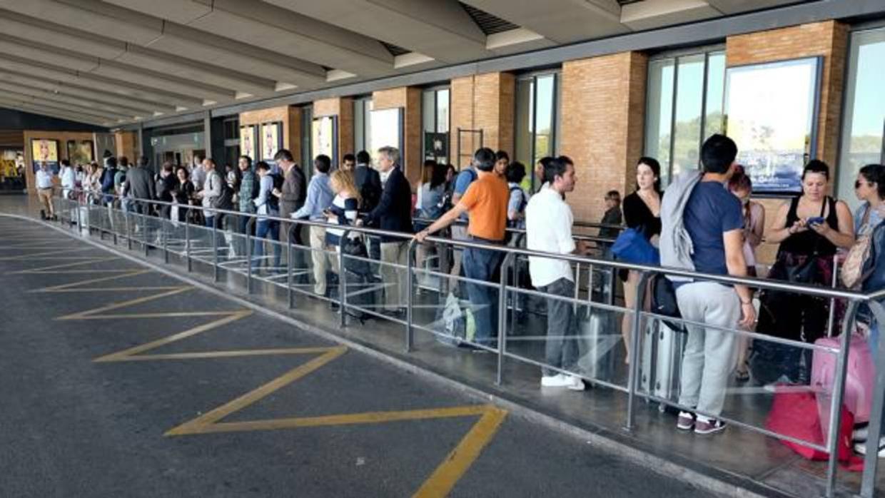 Colas en Santa Justa esperando taxis durante una reciente huelga