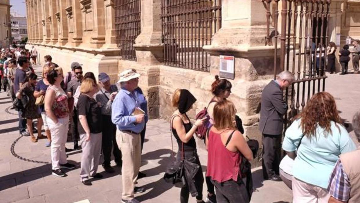 Cola de turistas para acceder a la Catedral de Sevilla