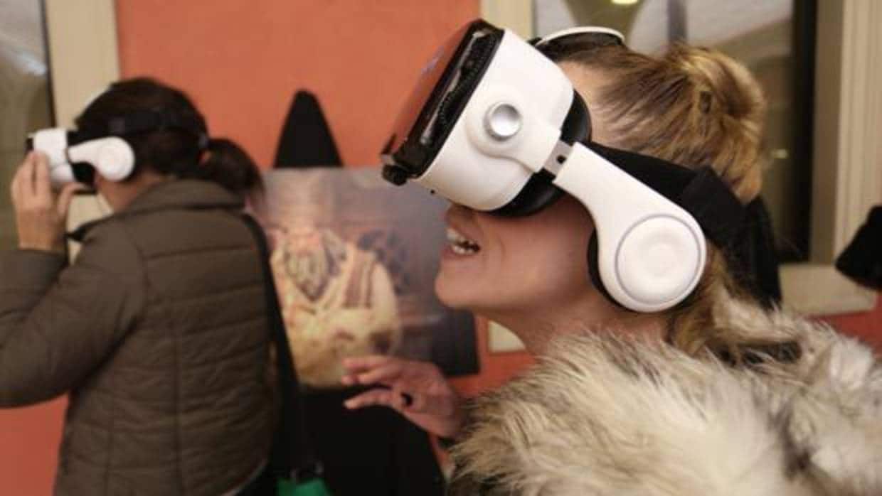 Una joven prueba las gafas de realidad virtual para ver el Belén Cajasol de la pasada edición