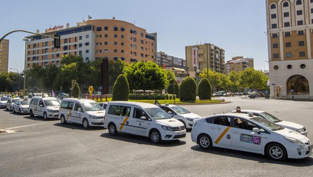 Seguimiento masivo de la huelga del taxi en Sevilla