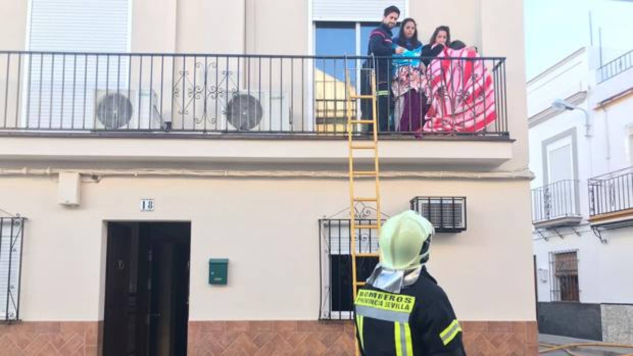 La familia de la vivienda de la calle Falla ha sido rescatada este sábado por los bomberos