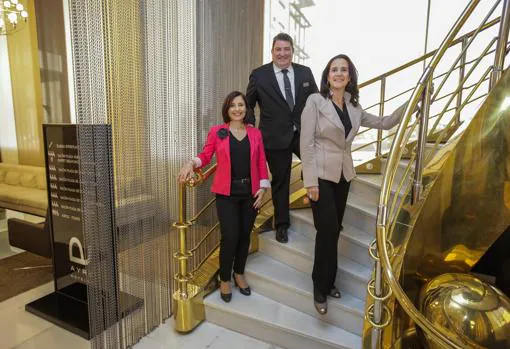 María José Cupido, Federico Ferrari y Carmen Núñez, en el hotel Ayre de Sevilla
