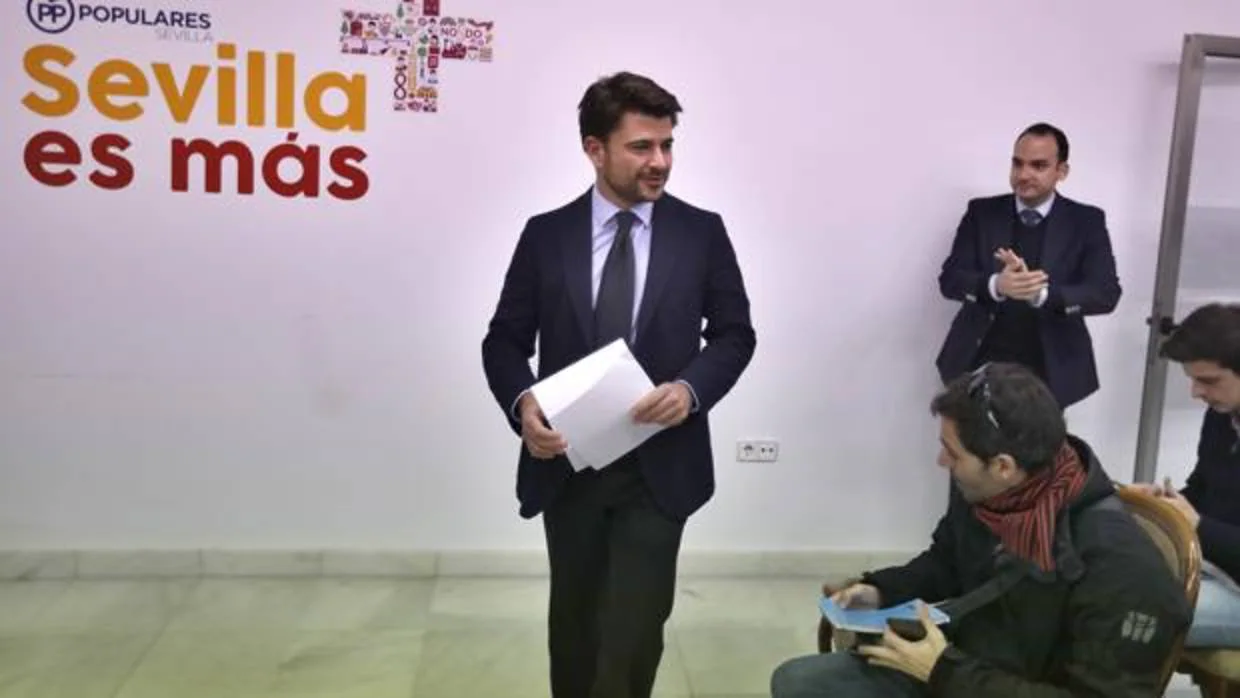 Beltrán Pérez atendiendo a la prensa