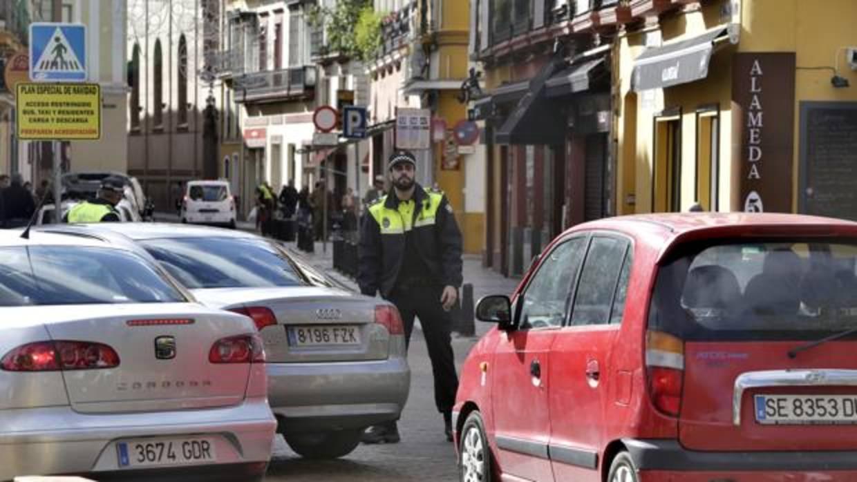 Un agente desvía los vehículos en un acceso al Centro