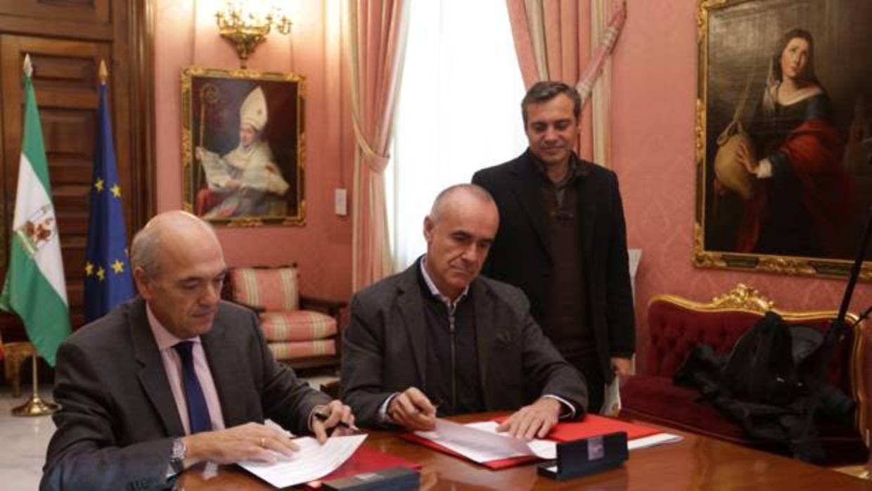 Fernando Prieto y Antonio Muñoz firman el convenio, junto a Felipe Castro