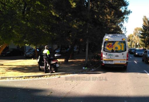 Una ambulancia atiende a los ocupantes de la moto