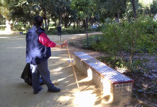 Carmen, limpiadora del parque de María Luisa de Sevilla