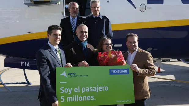 El Aeropuerto de Sevilla celebra la llegada de
su «pasajero 5 millones»
