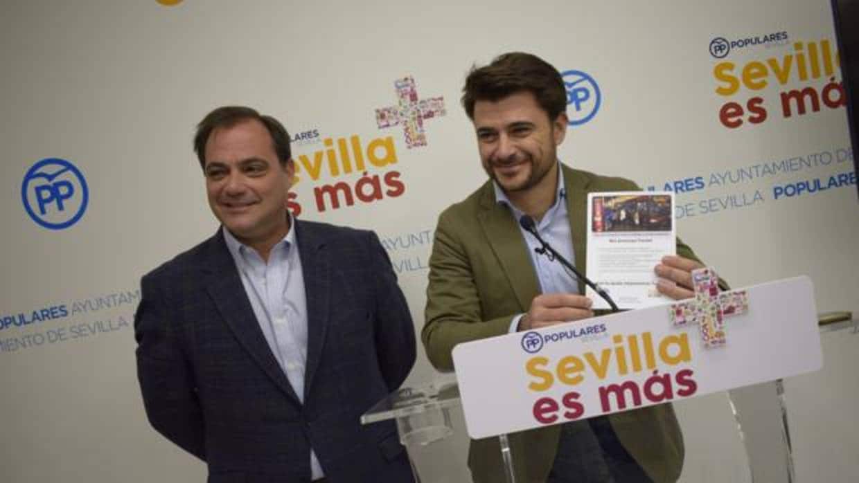 El portavoz del PP en el Ayuntamiento de Sevilla, Beltrán Pérez, junto al concejal Jaime Ruiz.