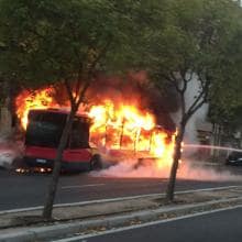 Espectacular incendio en un autobús de Tussam en Alberto Jiménez Becerril