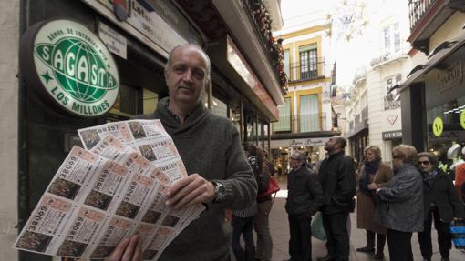 El lotero muestra los décimos