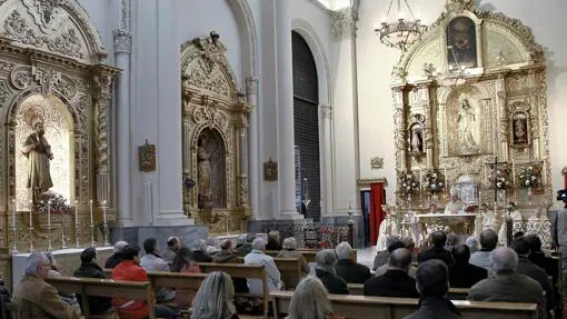 Interior de la iglesia del convento de las salesas en Sevilla