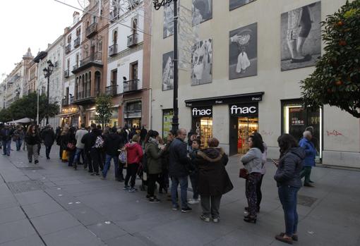 Larga cola ante la administración de la Avenida