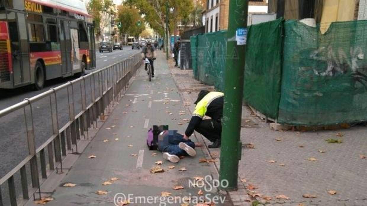 El hombre se quedó dormindo en el carril bici de Resolana