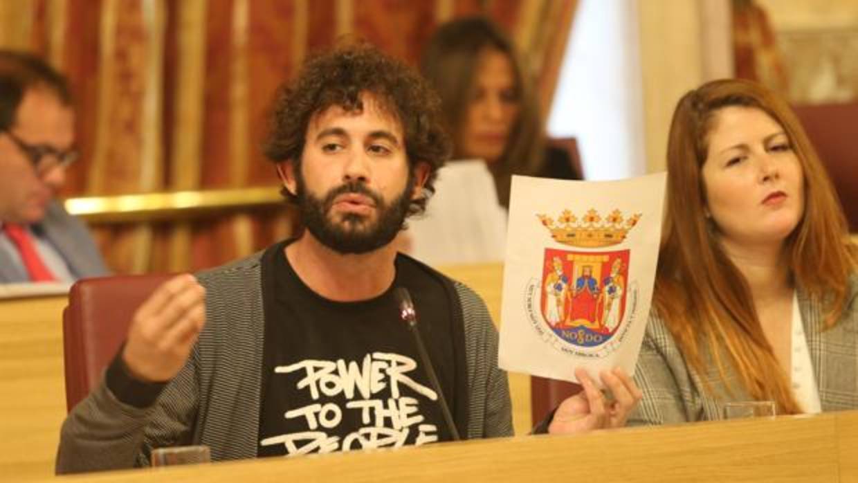 Julián Moreno, de Participa Sevilla, ha dicho que el escudo de Sevilla es «rancio y machista»
