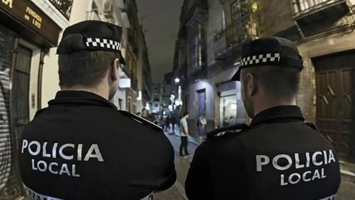 Dos agentes de la Policía Local de Sevilla