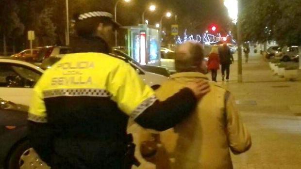 La Policía Local de Sevilla localiza a un hombre con Alzheimer deambulando a 2,5 kilómetros de su casa