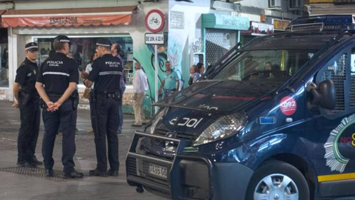 Un grupo de agentes controlanzo las calles de Sevilla