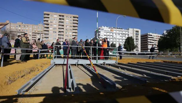 El Ayuntamiento de Sevilla comienza el año colocando el primer tubo de la Feria de Abril