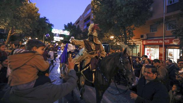 Cabalgata de Reyes Magos de Sevilla 2018: El Heraldo Real reparte ilusión en el Porvenir
