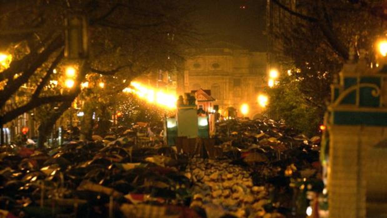 La Cabalgata cruza bajo la lluvia la Avenida de la Constitución en 2003