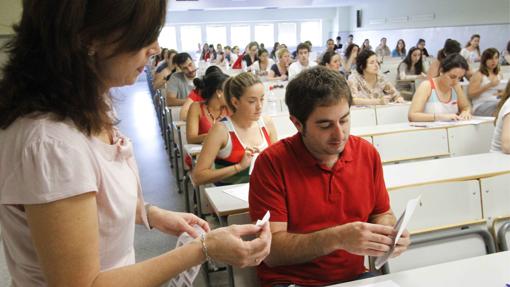 Opositores justo antes de una de las pruebas en Sevilla