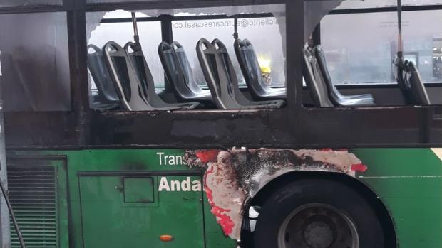 Se incendia un autobús del Consorcio de Transportes de Sevilla en la calle Virgen de las Mercedes