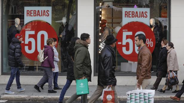 Las rebajas llenan las calles de Sevilla, pero no las cajas