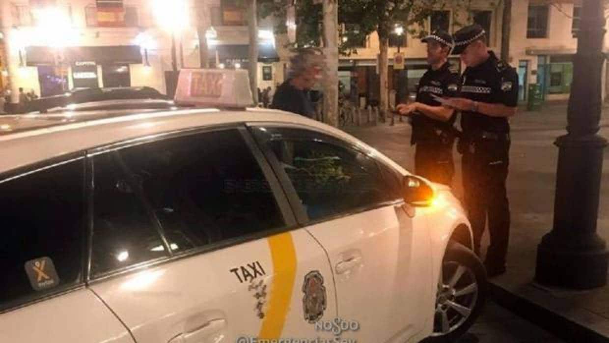 Imagen de archivo de un taxista denunciado por la Policía Local de Sevilla