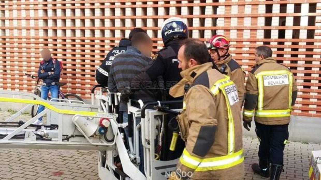 Los Bomberos facilitaron la evacuación desde el balcón