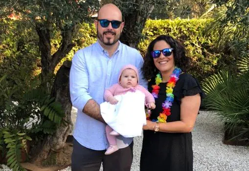 Rocío Ponce Latorre, de 41 años, con su marido, David Garrido, de 36 años, y la hija de ambos, que nació en septiembre pasado