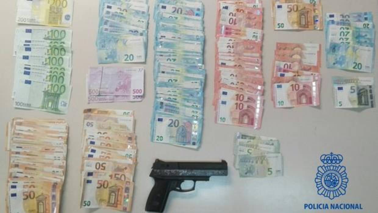 Una pistola y dinero intervenido a los acusados