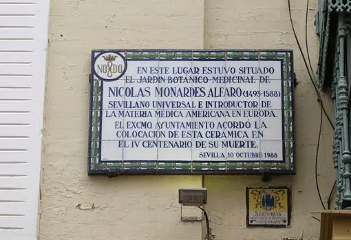 La placa que recuerda el sitio donde estuvo el jardín de Monardes