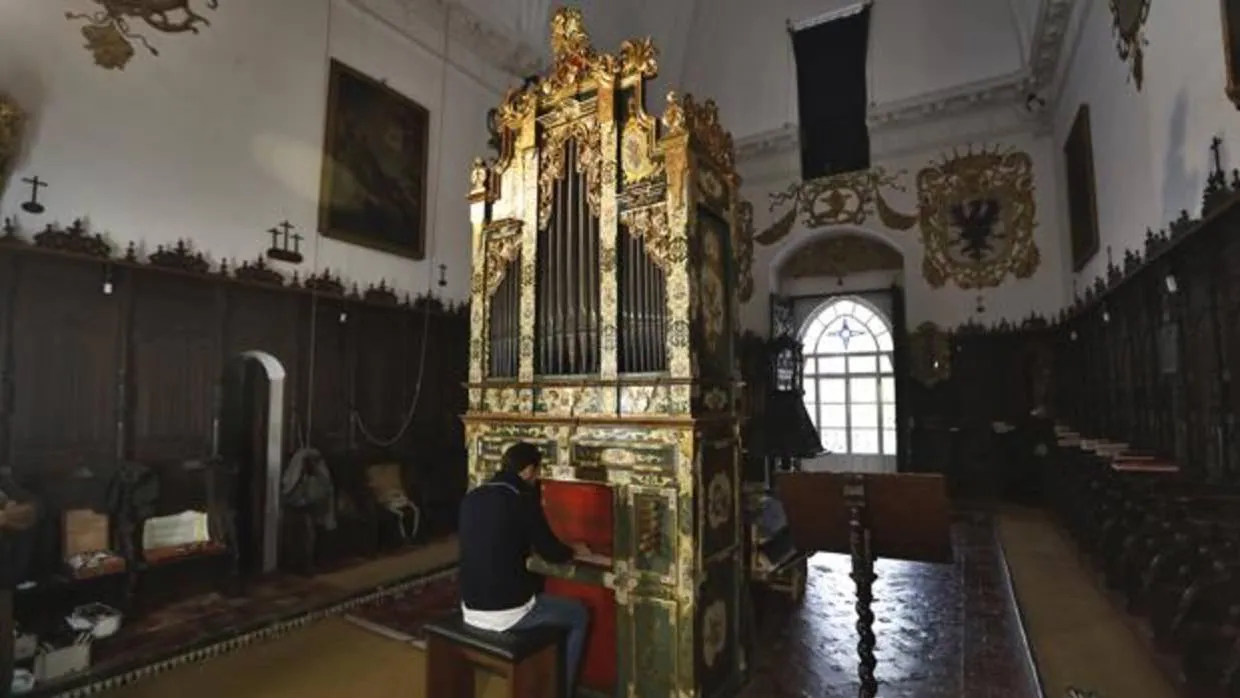 Abraham Martínez toca el órgano durante un ensayo en el convento de Santa Inés