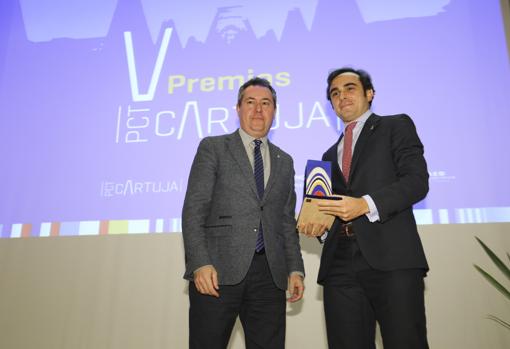 Daniel Morales Wagner recibe el premio de manos de Juan Espadas