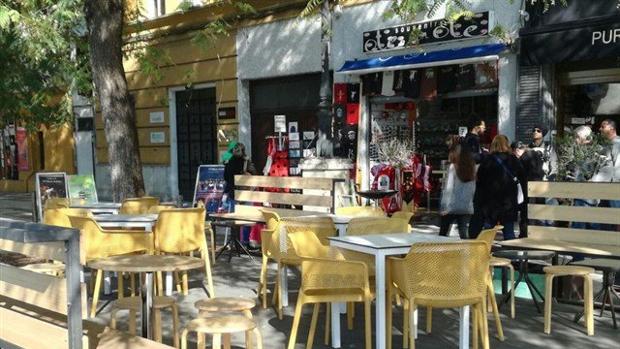 Denunciada una heladería en Paseo Colón por colocar una tarima para veladores en una zona ajardinada