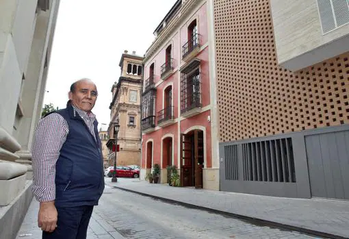 Juan Manuel Chacón, propietario del restaurante Casa del Tesorero, que fue multado por la Junta, y el edificio de González Cordón, permitido por la Comisión Provincial de Patrimonio